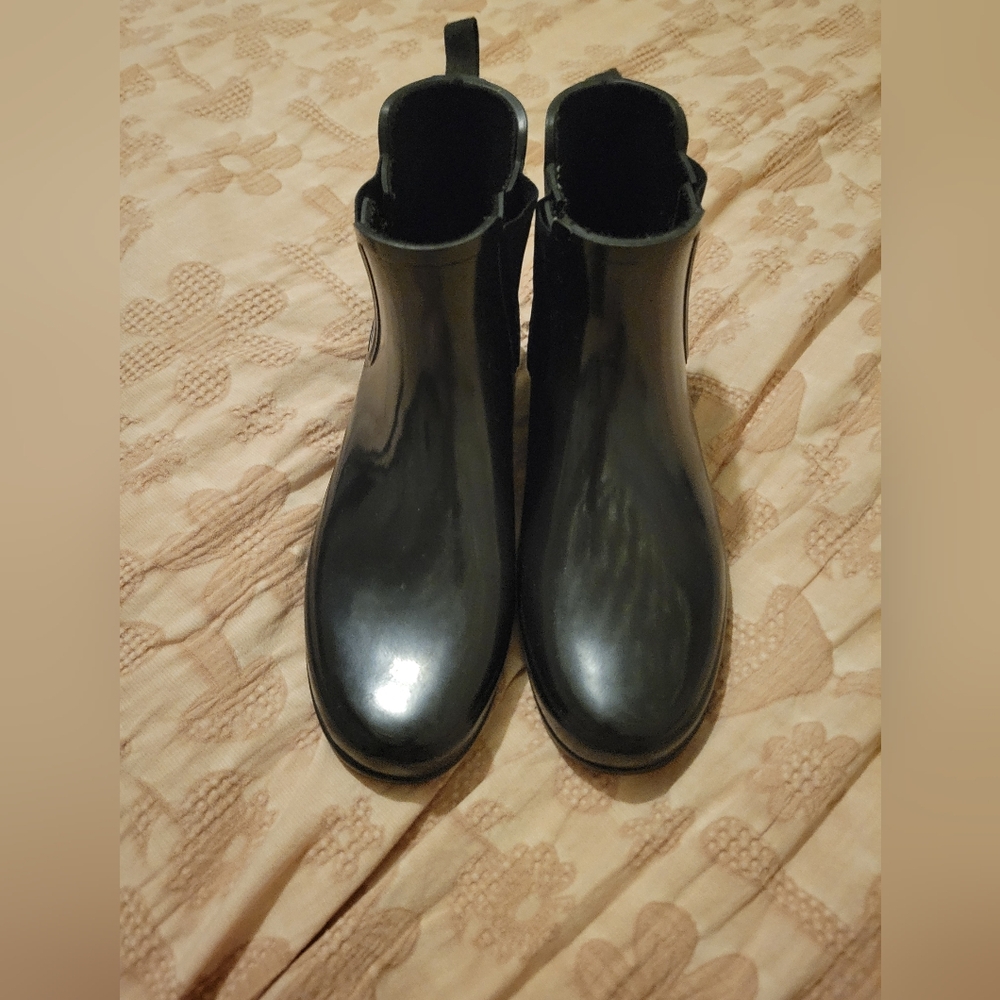 Sleek Black Ankle Hunter Boots